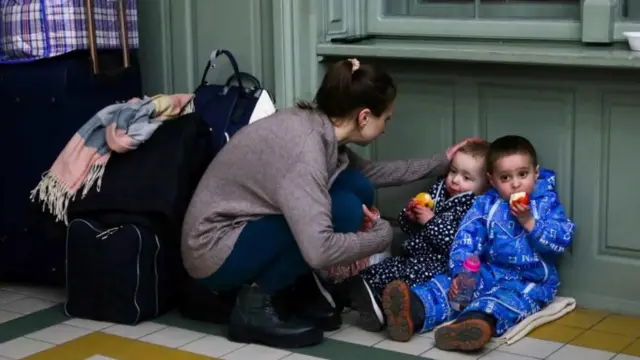 కీయెవ్ నుంచి పిల్లలతో కలిసి వెళ్లిపోతున్న మహిళ