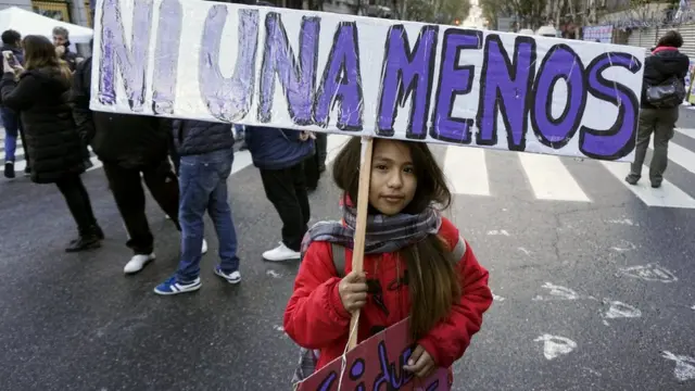 Niña con cartel "Ni una menos"