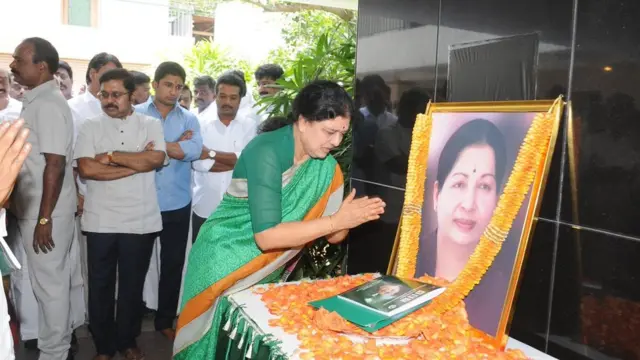 தனது நேரடி அரசியல் பயணத்தை தொடங்கியுள்ள சசிகலா