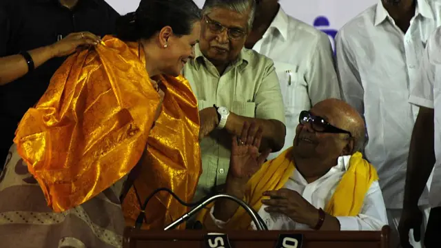 சோனியா காந்தியுடன் கருணாநிதி. (கோப்புப் படம்)