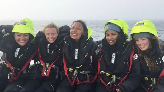 Leiva junto otras participantes de EXXpedition North Pacific