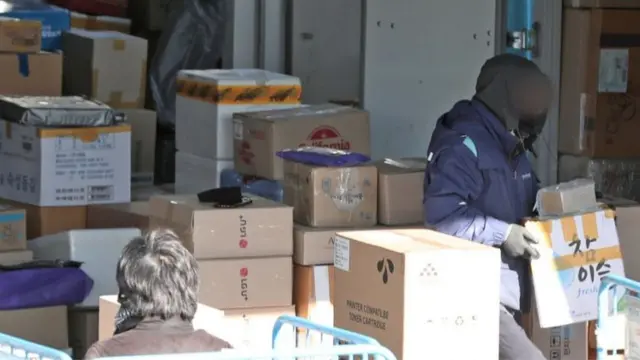 분주히 움직이는 택배 노동자