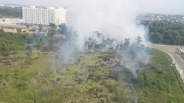 Kondisi lahan yang terbakar sekitar kompleks apartemen Jakabaring, Palembang, Sumatera Selatan