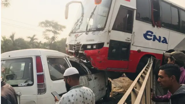 ডিভাইডার পার হয়ে উল্টোদিকের লেনের মাইক্রোবাসের উপর উঠে যায় বাসটি।