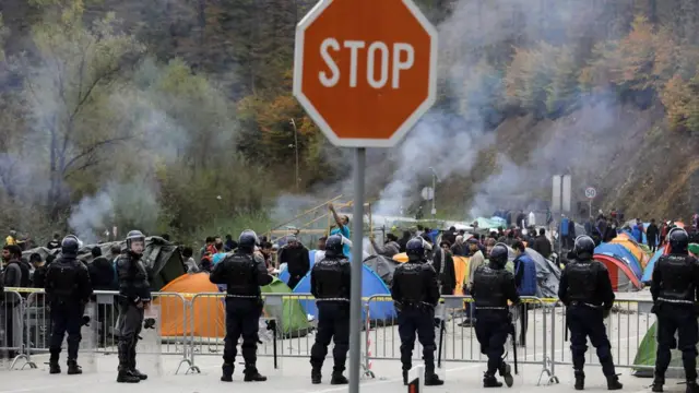 گروهی مهاجران در تلاش برای رسیدن به غرب اروپا در مرز بوسنی - کرواسی