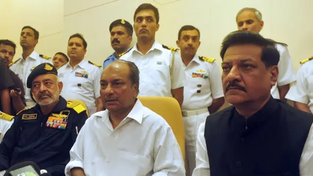 ২০১৩তে সাবমেরিন বিস্ফোরণে ১৮জনের মৃত্যুর পর ভারতের তখনকার প্রতিরক্ষামন্ত্রী ও নৌপ্রধানের সাংবাদিক সম্মেলন