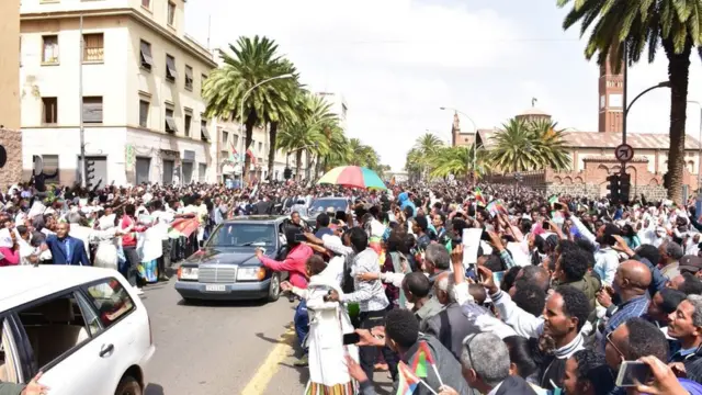 የአሥመራ ነዋሪዎች ለጠቅላይ ሚኒስትር ዐብይ አቀባበል ሲያደርጉ