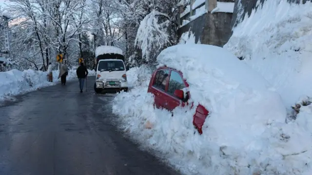 مری میں پھنسی گاڑیاں