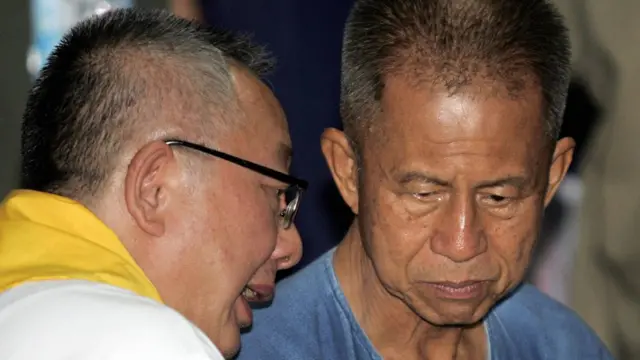 นายสนธิ ลิ้มทองกุล พูดคุยกับ พล.ต.จำลอง ศรีเมือง