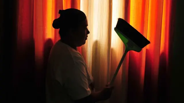 Mujer con una escoba