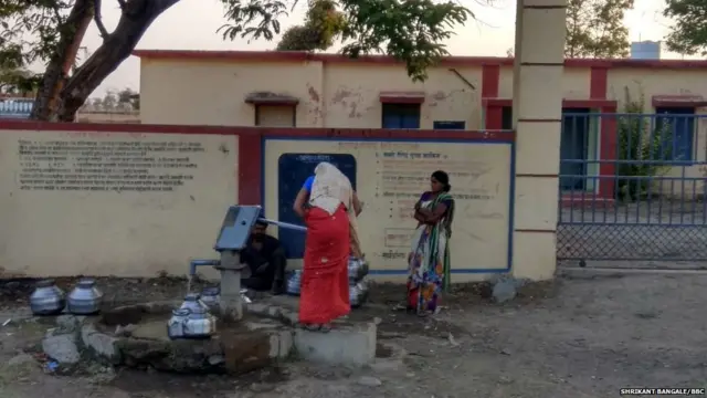 सकाळी 6 वाजता गावातल्या महिला हापशीवर पाणी भरताना दिसून आल्या.
