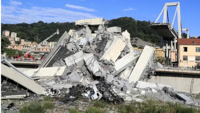 पुल का मलबा