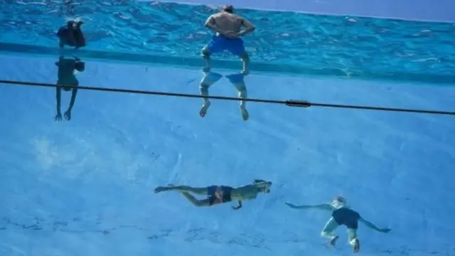 Kidimbwi cha kuogelea angani