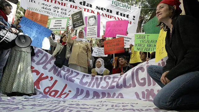 আঙ্কারায় সরকারের প্রস্তাবের বিরোধিতায় বিক্ষোভকারী নারীরা - ১৪ই সেপ্টেম্বর ২০০৪