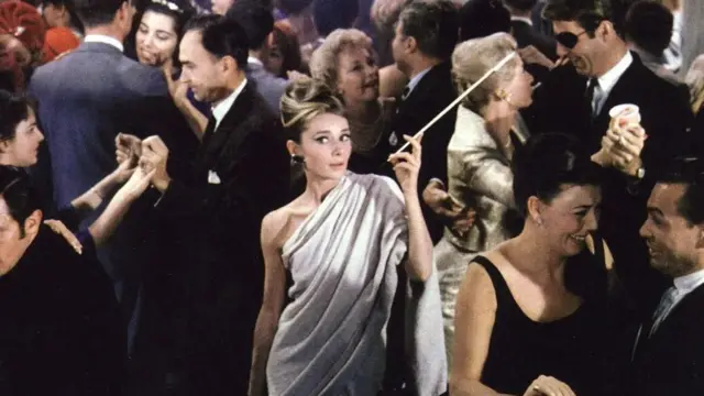 I pored svih ispijenih koktela i priređenih partija, ona je podložna napadima parališućeg straha