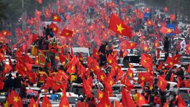 Người dân ăn mừng chiến thắng lớn nhất của bóng đá Việt Nam