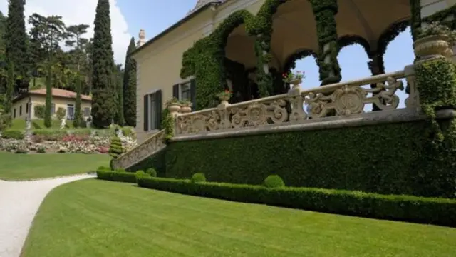 دغه ماڼۍ د خپلو بڼونو له کبله مشهوره ده، چې د ګلونو زرغون، سپین او سور رنګونه یې د ایټالیا د بیرغ رنګ ته ورته دي.