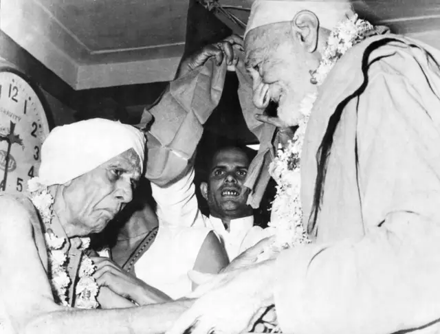 1959નાં કોમી રમખાણમાં સરહદના ગાંધી અબ્દુલ ગફાર ખાન સાથે મહંત સેવાદાસ મહારાજ.