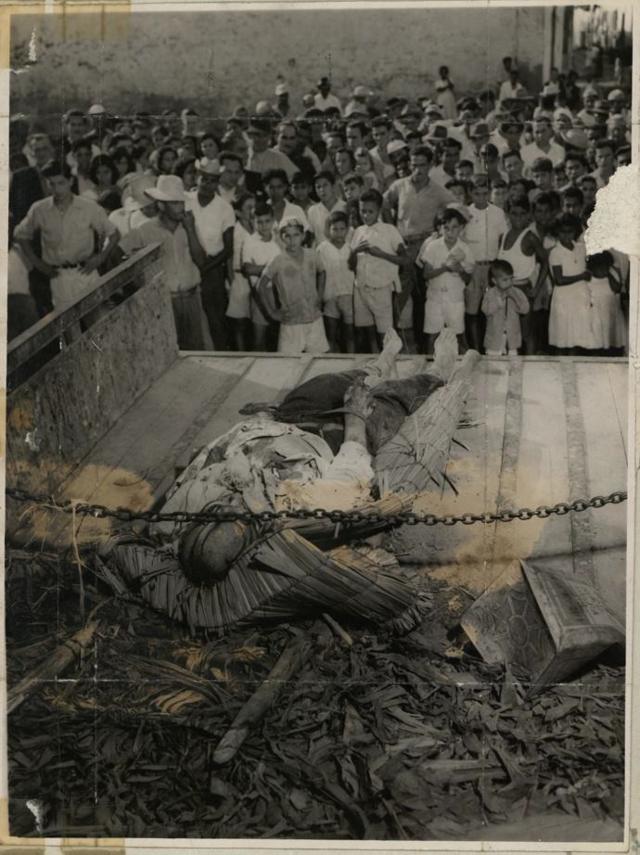 Amarrado à carroceriabet c365um caminhão, o corpobet c365um fugitivo é exposto a dezenasbet c365curiosos.