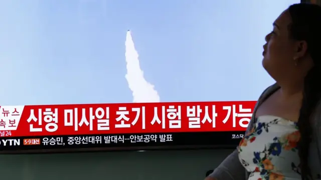 उत्तर कोरिया की मिसाइल परीक्षण का टीवी पर प्रसारण.