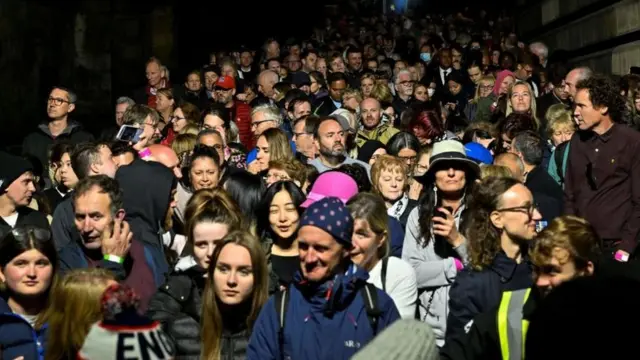 Personas haciendo fila para visitar el féretro de la reina Isabel II en Edimburgo.