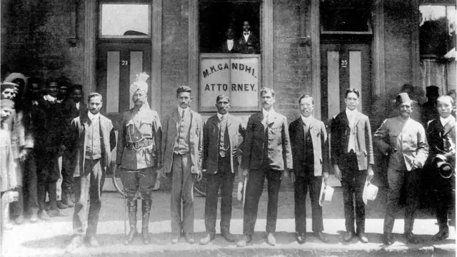 दक्षिण अफ़्रीका में चीन के नेताओं के साथ महात्मा गांधी.