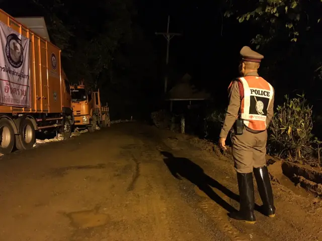 ตำรวจยืนหันหลัง