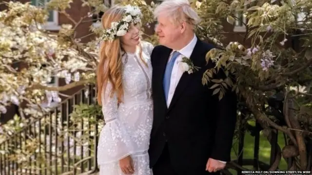 ਬੋਰਿਸ ਜੌਨਸਨ ਅਤੇ ਕੈਰੀ ਸਾਇਮੰਡਸ 10 ਡਾਊਨਿੰਗ ਸਟ੍ਰੀਟ ਦੇ ਬਾਗ ਵਿੱਚ ਵਿਆਹ ਤੋਂ ਬਾਅਦ