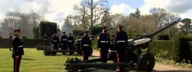 काऊंटी डाऊनच्या हिल्सबरो कॅसलमधले जवान सलामी देताना