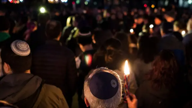 Durante a noite, houve uma vigília interreligiosa na frente da sinagoga