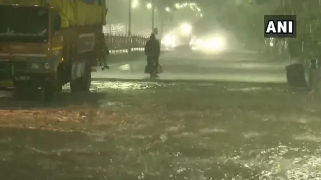 रस्त्यावर पाणी साचलं होतं.