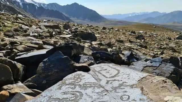 Алай районунун Мурдаш айылына караштуу жайлоодогу, тагыраагы азыр көмүр кенин казып жаткан жердеги таштагы сүрөттөр