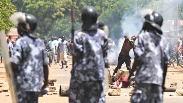 Le Togo a connu une série de violences politiques, lors du scrutin présidentiel d'avril 2005, les premiers après le décès de l'ancien président Eyadéma, après 38 ans de pouvoir.