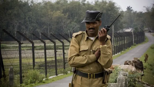 সর্দারপাড়া গ্রামের পাশে বর্ডার রোডে বিএসএফের নজরদারি