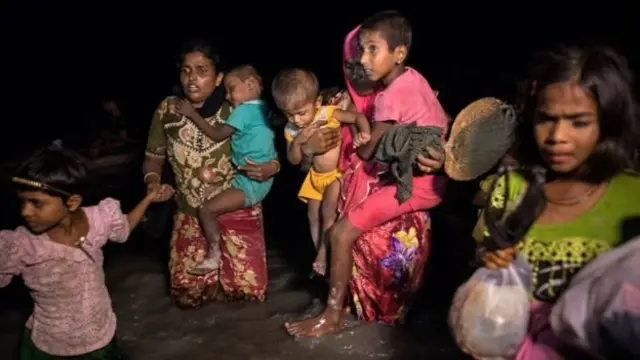 බංග්ලාදේශය බලා යන රෝහින්ග්‍යා පවුලක්