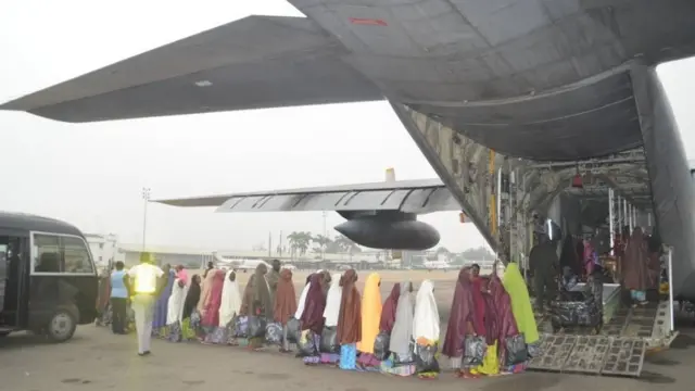 Awọn akẹkọ n to wọ inu baluu ileesẹ ọmọogun ofurufu