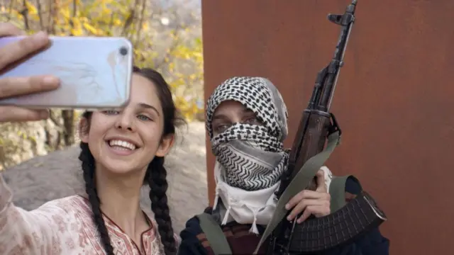 تقود أحداث الفيلم نور - المغرمة بالتقاط صور ذاتية "سيلفي" - إلى قلب منطقة مدججة بالسلاح