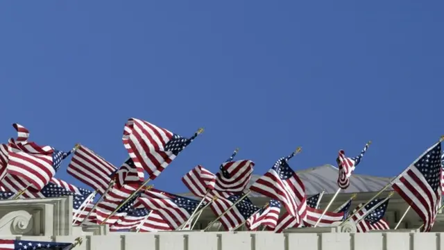 Американские флаги в окнах отелф "Интерконтинентал" недалеко от Белого дома накануне второй инаугурации Джорджа Буша-младшего (18 января 2005 года)