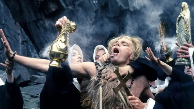 مشهد مغني من الفيلم