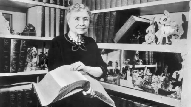 هيلين كيلر في مكتبتها