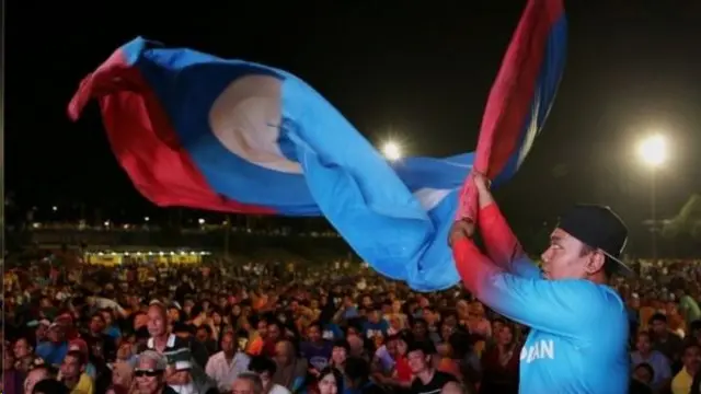 ජය සමරන ආධාරකරුවන්