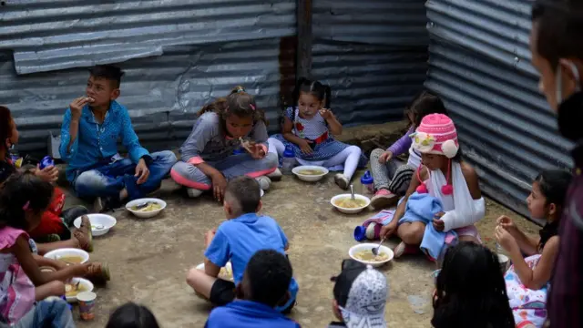 Niños comiendo