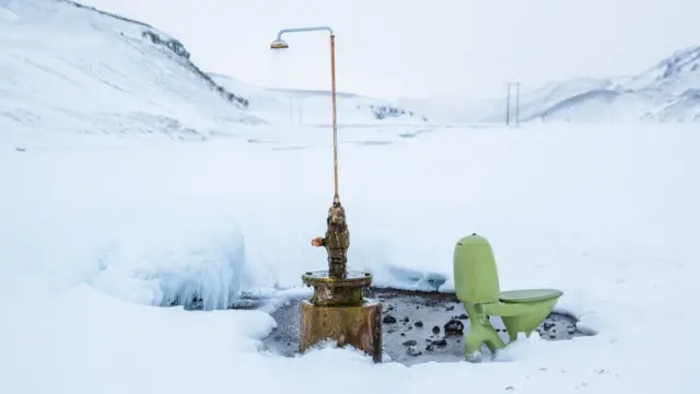 Ducha en medio de la nieve