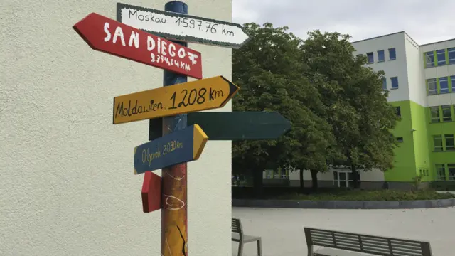 Указатель, установленный "Альтернативой" в "русском" районе Берлина.