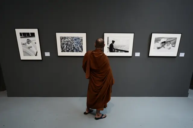 ภาพถ่ายฝีพระหัตถ์ที่นำมาแสดงในนิทรรศการครั้งนี้มีจำนวน 200 ภาพ โดยนำเสนอเป็น 3 ช่วงรัชกาล ตั้งแต่ช่วงต้นรัชกาล ช่วงกลางรัชกาล และช่วงปลายรัชกาล