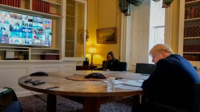 3月26日，约翰逊首相通过视频连线参加20国集团的特别峰会。