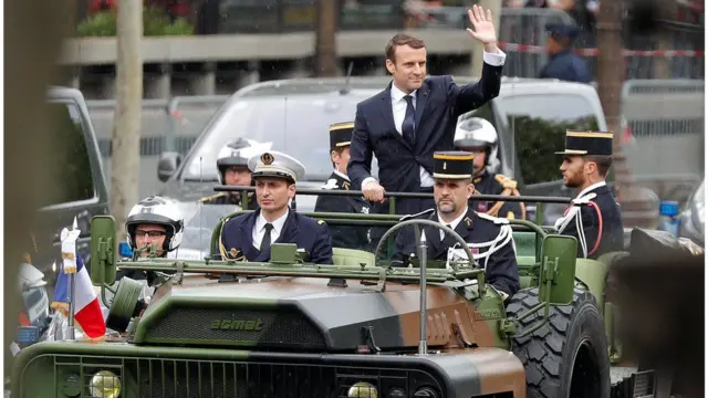 Президент Макрон вітає натовп