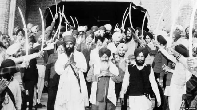 भिंद्रनवाले 1978 नंतर प्रसिद्धीच्या झोतात आला. चित्रात संत जर्नेल सिंग (डावीकडे हात जोडून), संत हरचरण सिंग लोंगोवाल आणि शीख स्टुडंट्स फेडरेशनचे अध्यक्ष भाई अमर सिंग (उजवीकडे)