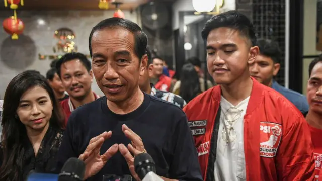Presiden Joko Widodo (tengah) didampingi Ketua Umum Partai Solidaritas Indonesia (PSI) Kaesang Pangarep (kanan) menjawab pertanyaan wartawan usai melakukan pertemuan di kawasan Jalan Braga, Bandung, Jawa Barat, Sabtu (3/1/2024). 