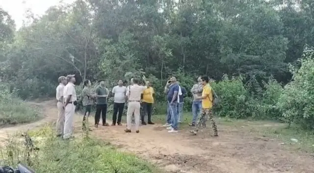 ঘটনাস্থল পরীক্ষা করে দেখছে পুলিশের তদন্তকারী দল। 